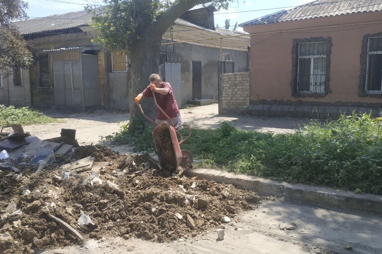 Uklízení trosek, oprava domů a rozvoz jídla. Diakonie a Myrne Nebo dále pomáhají v Chersonu.